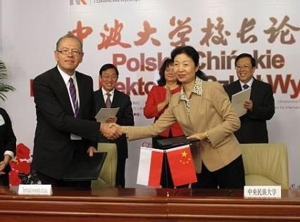 Współpraca z zagranicą Rozwój współpracy z uczelniami chińskimi: podpisanie umowy o podwójnych dyplomach z Minzu University of
