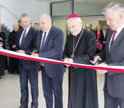 Pobyt stacjonarny i dzienny Nowa placówka dysponuje 70 łóżkami w Zespole Opieki Paliatywnej i Zakładzie Opiekuńczo Leczniczym oraz posiada 15 20 miejsca pobytu dziennego.