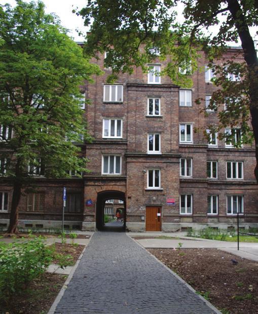 Nasz spacer rozpoczynamy od jednej z pierwszych i nielicznych inwestycji socjalnych o takim rozmachu, jaką były domy Fundacji Tanich Mieszkań, tzw. Kolonie Wawelberga przy ul. Górczewskiej 15.