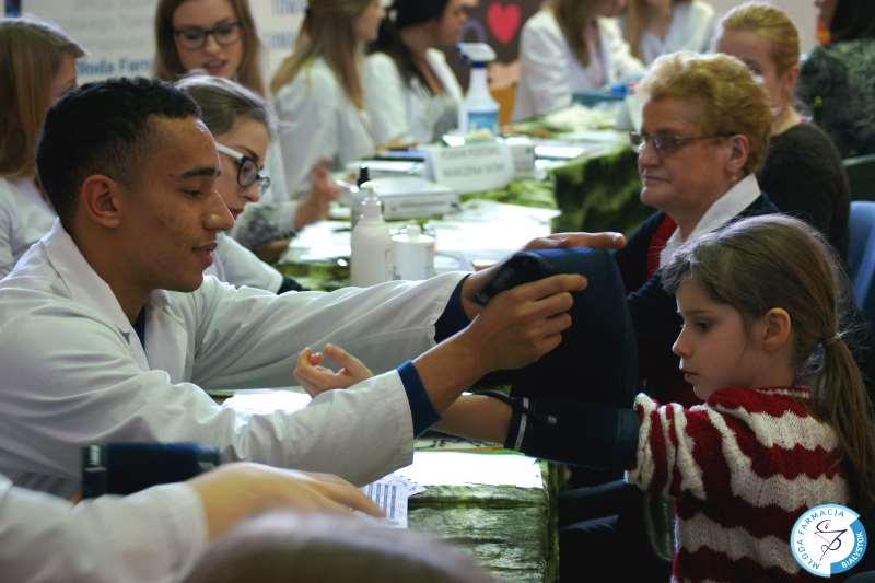 W Polsce natomiast, idea ta jest dokumentowanym procesem, w którym farmaceuta, współpracując z pacjentem i lekarzem, a w razie potrzeby z innymi zawodami medycznymi, czuwa nad prawidłowym przebiegiem