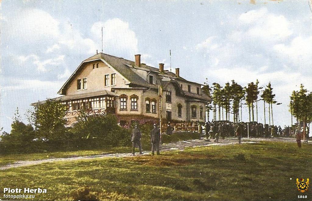 schronisko Rogacz (828 m n.p.m.); chatka pod Potrójną (884 m n.p.m.); schronisko na Hrobaczej Łące (800 m n.p.m.), które spaliło się w 2016 r.; chatka na Trzonce (ok. 680 m n.p.m.); chatka Gibasówka (810 m n.