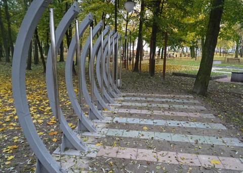 Słyszymy bowiem te same ostrzegawcze sygnały dźwiękowe, tę samą muzykę odtwarzaną z głośników, ten sam hałas. Wobec daleko posuniętego procesu fizjonomicznej unifikacji Warszawy J.