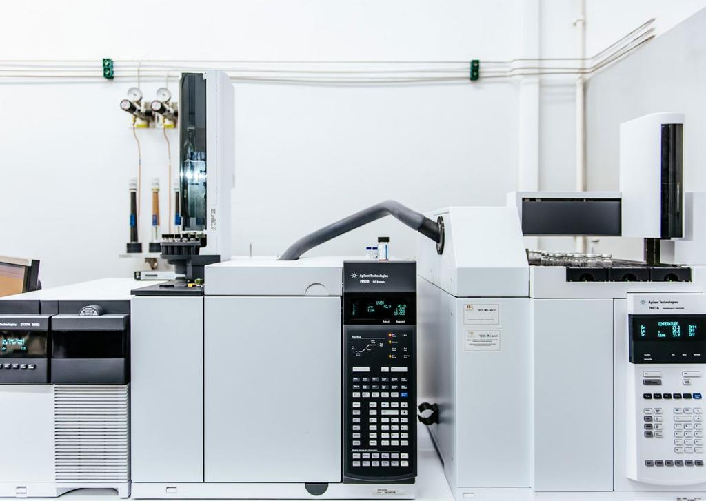 Laboratorium dysponuje nowoczesnymi i niezawodnymi urządzeniami laboratoryjnymi takimi jak: chromatografy cieczowe i gazowe z różnymi detektorami; granulometr