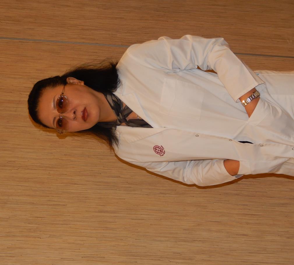 Dr Anna Li Dr Anna Li praktykuje TCM od ponad 20 lat, posiada również doświadczenie kliniczne w praktykowaniu medycyny zachodniej.