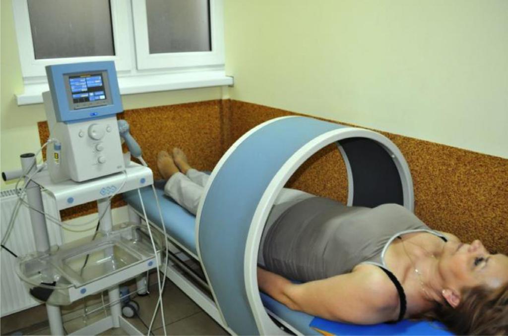 Fizjoterapia jako metoda leczenia chorób reumatycznych Magnetoterapia leczenie zmiennym polem magnetycznym niskiej częstotliwości pobudza procesy oddychania komórkowego, usprawnia krążenie obwodowe