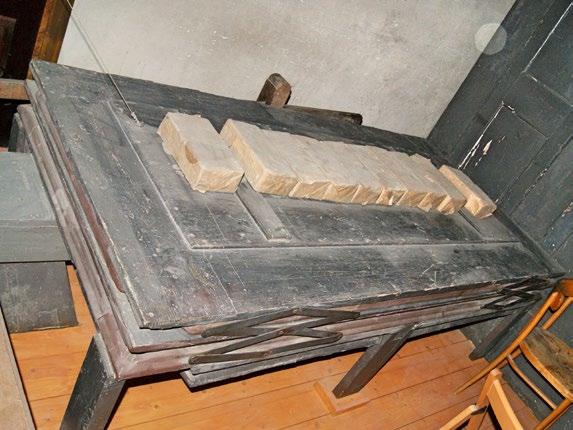 pedału tworzą dwa głosy fletowe: Subbas 16 (flet kryty) i Oktawbas 8 (flet otwarty).