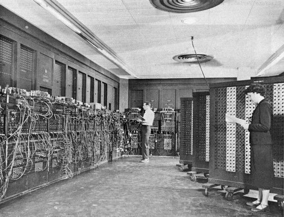 ENIAC (luty 1946) Electronic Numerical Integrator And Computer - 18.000 lamp, 1500 przekaźników, 70.
