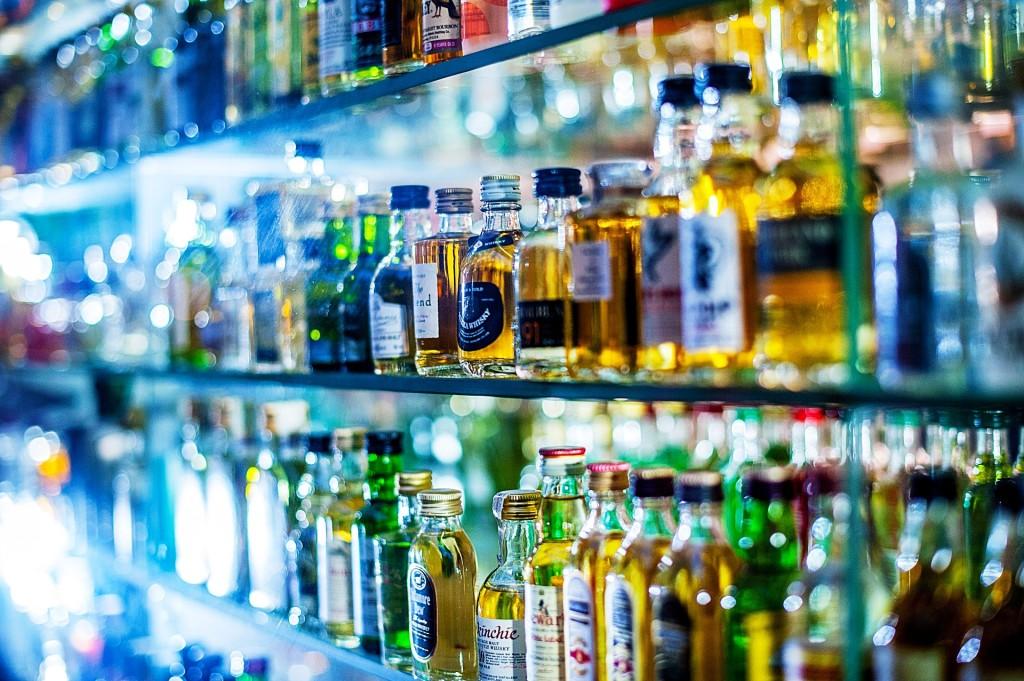 Każdy alkohol szkodzi, także wino czy piwo. Każdy kieliszek czy butelka zwiększa ryzyko wystąpienia wielu chorób cywilizacyjnych, w tym raka. Oczywiście alkohol spożywany w umiarze może wspomóc, np.