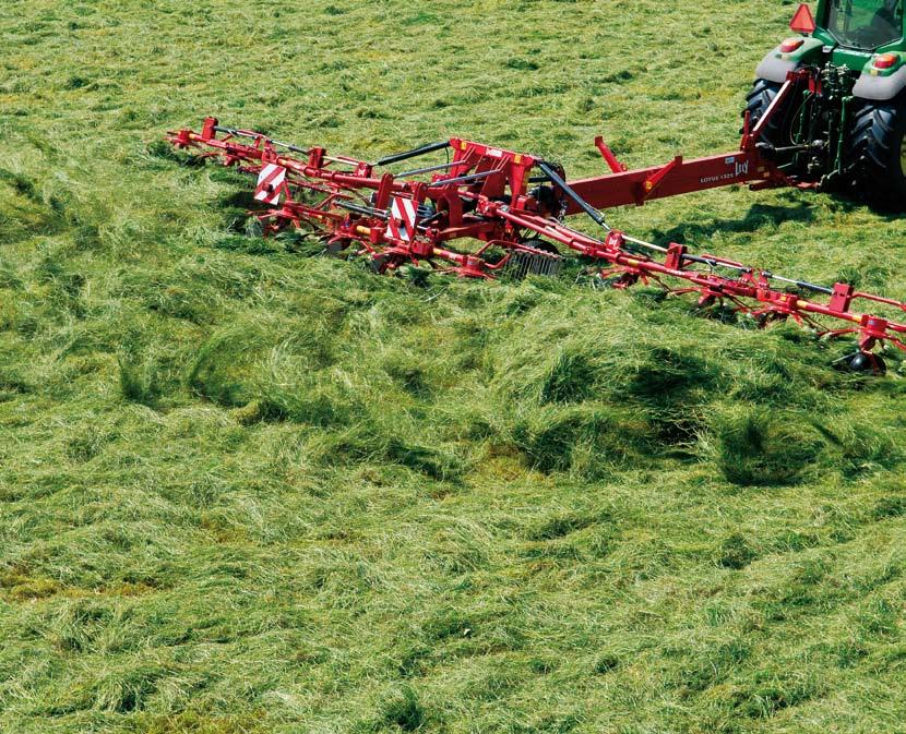 Lely Lotus 770 P-900-1020-1325 Maszyny te reprezentowały bardzo zaawansowaną pozycję wśród produkowanych urządzeń, służąc za wzór przyszłych przetrząsaczy i dlatego 1325 to nadal Numer Jeden w