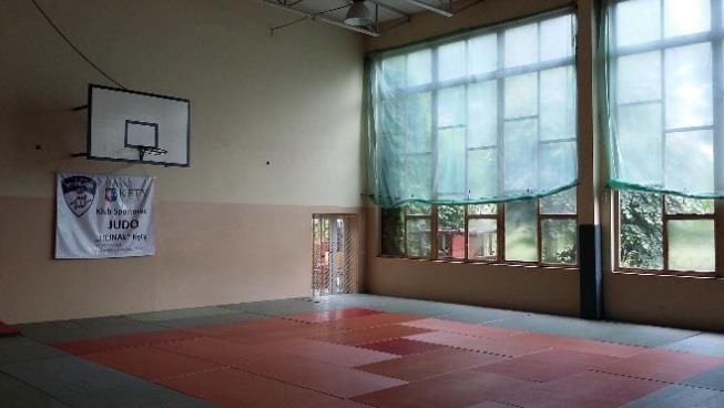 użytkowej ok. 840 m 2, pełniący funkcje sportowe i rekreacyjne. W obiekcie będą zlokalizowane sale rekreacyjne oraz do ćwiczeń ruchowych, siłownia, sauna, jacuzzi oraz strefa odpoczynku.