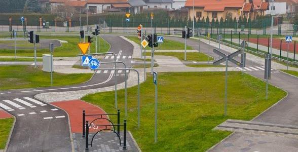 użytkownikami ruchu. Koncepcja zadania: Zadanie polega na budowie miasteczka ruchu komunikacyjnego zlokalizowane na terenach sportoworekreacyjnych przy Sole.