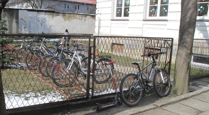 brak możliwości bezpiecznego pozostawienia rowerów przez uczniów szkoły; Podobszar 1 - strefa wejściowa ZSG nr 1 przy