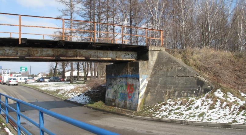 Poniżej przedstawiono wnioski z przeprowadzonej wizji lokalnej z identyfikacją negatywnych aspektów przestrzennych: nasyp kolejowy wraz z ciekiem wodnym mocno odcinają tę część miasta od centrum;