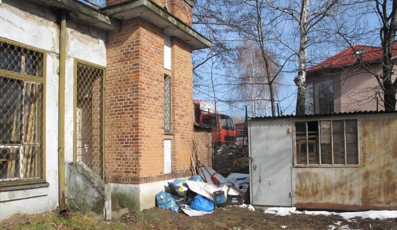 niewykorzystany potencjał wartościowego dla miasta obiektu; znaczne oddalenie od centrum miasta;