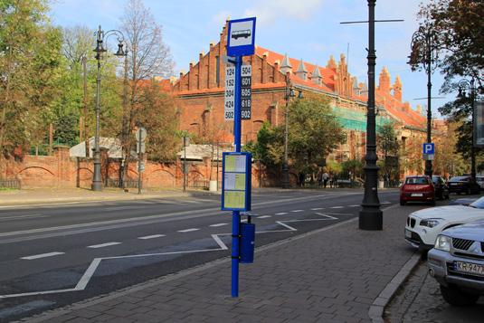 Oznakowanie przystanków Przystanki obsługiwane przez pojazdy Komunikacji Miejskiej w Krakowie oznakowane są znakami drogowymi D-15 Przystanek autobusowy i D-17 Przystanek tramwajowy, tabliczkami z