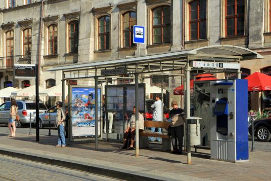 Linie dzienne oznakowane są białymi tabliczkami z czarnym numerem linii, natomiast linie nocne czarnymi tabliczkami z białym numerem linii.
