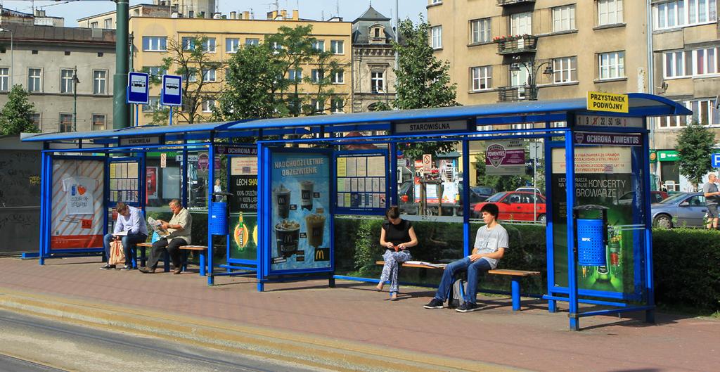 Najbardziej obciążone przystanki w centrum miasta funkcjonują jako podwójne. Wówczas wymiana pasażerów może być prowadzona jednocześnie przez dwa pojazdy stojące przy peronie.