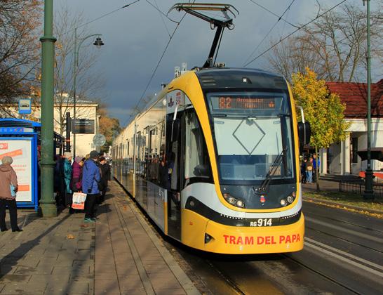 Oznakowanie pojazdów Wszystkie pojazdy Komunikacji Miejskiej w Krakowie oznakowane są w następujący sposób: z przodu pojazdu - numer linii i przystanek