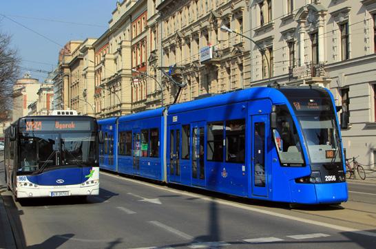większości pojazdów również informacja o przystankach pośrednich.