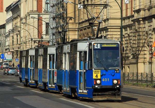 wewnętrzną, informującą o nazwie przystanku, do którego zbliża się pojazd.