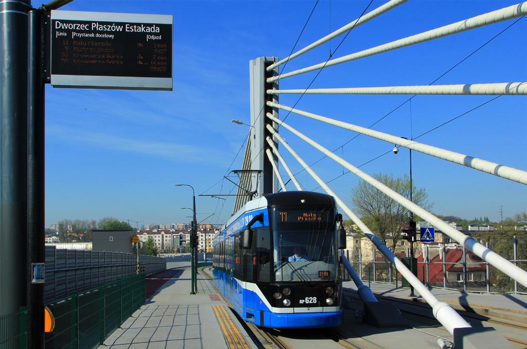 bezpośrednim dojściem z peronów nr 1 i 2, obsługiwany jest przez następujące linie tramwajowe: 9 Mistrzejowice - Nowy Bieżanów, 11 Mały Płaszów - Czerwone Maki P+R, 50 Krowodrza Górka - Kurdwanów;