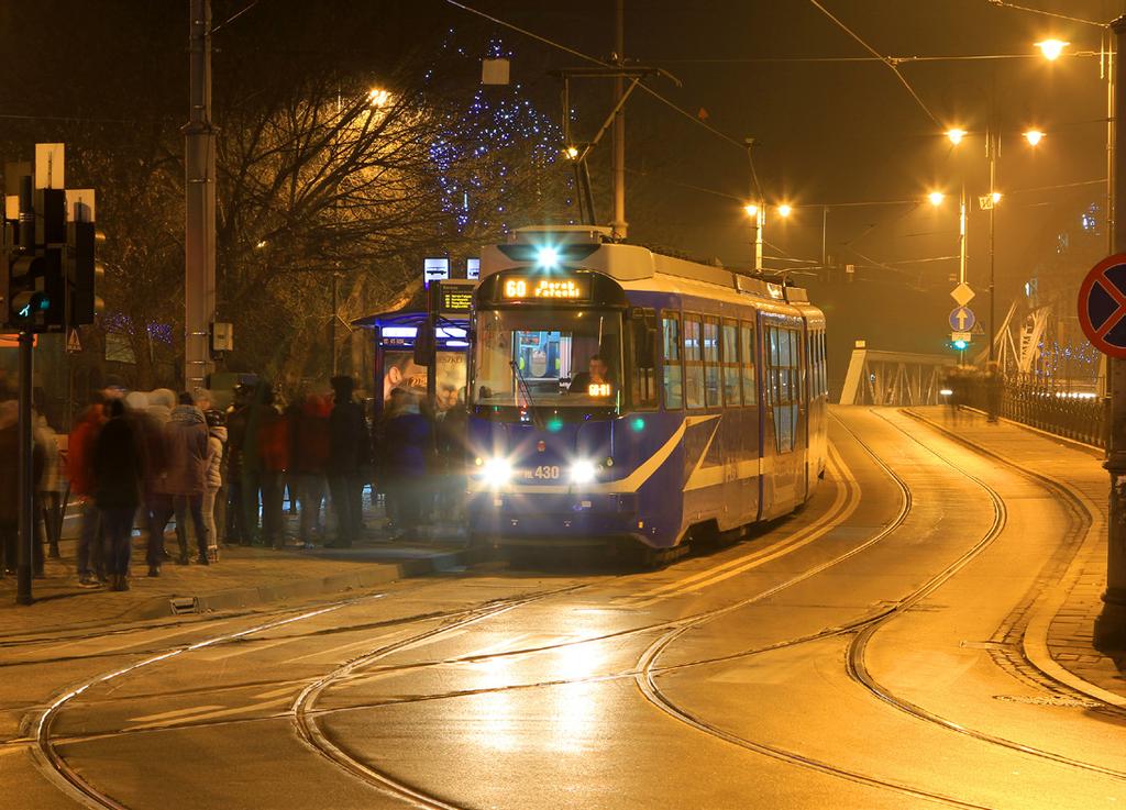 Komunikacja nocna W ramach Komunikacji Miejskiej w Krakowie funkcjonują 3 linie tramwajowe nocne (62, 64, 69), 12 linii autobusowych nocnych (601, 605, 608, 610, 611, 612, 637, 642, 643, 662, 664,