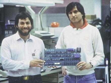 Generacja IV oparte są na mikroprocesorach W 1976 roku Steve Woźniak i Steve Jobbs założyli firmę Apple Computers i