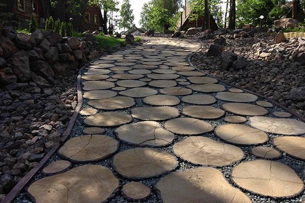 BETONOWE DREWNO DO OGRODU DESKI I PNIE IMITUJĄCE DREWNO Drewno pięknie prezentuje się w ogrodzie, jednak podatność tego naturalnego materiału na szkodliwe działanie czynników atmosferycznych sprawia,