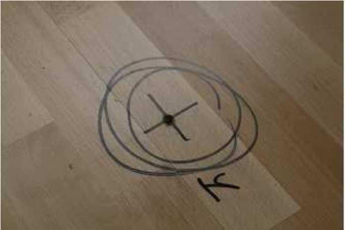 (Sprawdź średnicę i głębokość dolnej części pierścienia pokrywy przed nacięciem drewnianej