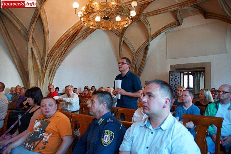 Burmistrz deprecjonując jednego z przedsiębiorców uderzyła w czuły punkt pozostałych. Po tym spięciu po obu stronach stworzył się mur. Dalej nie było już mowy o spokojnym i merytorycznym dialogu.
