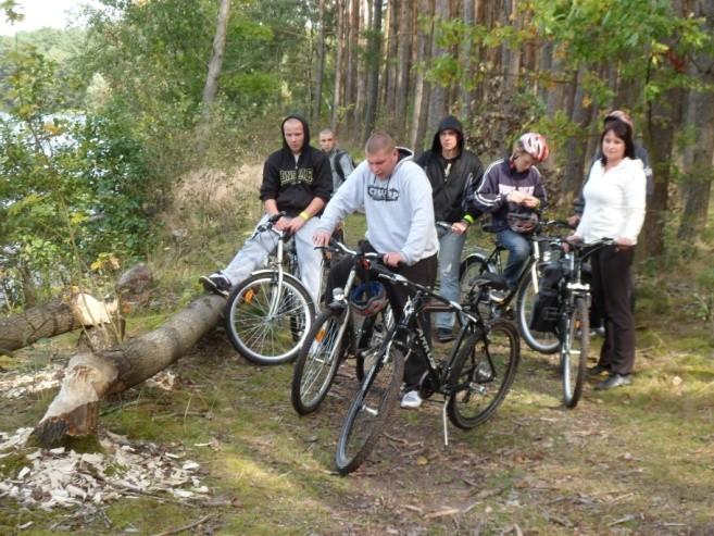 położony w otoczeniu