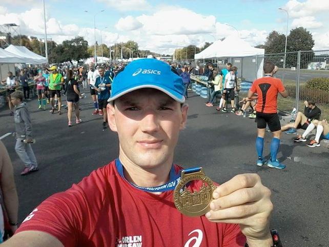 Początkowo biegał na dystansach do 10 kilometrów, a później rozpoczął uczestniczyć w półmaratonach i maratonach.