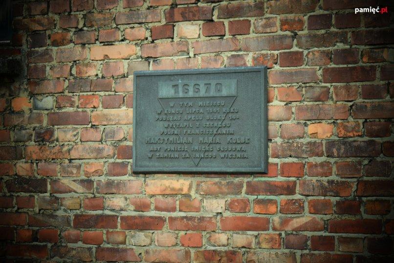 Tablica umieszczona na ścianie bloku 17 w byłym niemieckim obozie koncentracyjnym Auschwitz [fot. M. Foks] Apel w bloku 14 został zwołany po ucieczce jednego z więźniów.