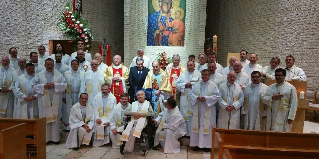 April 10, 2016 Parafia Pięciu Braci Męczenników Page 5 Priests from the Society of Christ North American Province at the beginning of their annual religious retreat in Our Lady of Częstochowa Church
