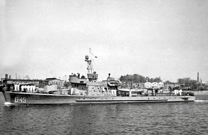 derową. Paradę burtową stojących na redzie okrętów przyjęli z pokładu kutra 02.11.1955-29.10.1956 - por. mar.