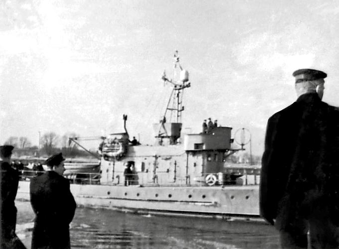 Jako pierwsza zacumowaław Świnoujściu Czajka. Fot. Kronika 8. FOW Tekst Stanisław Biela część II Ptaszki w służbie powojennej Służba dozorowa 1961-1967 Dowódca MW Rozkazem nr 07.Org.