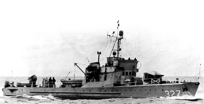 Kolejna fotografie ze źródeł NATO-wskich, tym razem przedstawiająca Rybitwę. 3 marynarzy ubyło do JW 2750, którą była wówczas Flotylla Środków Desantowych.