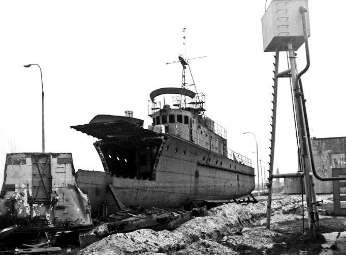 Tekst Dwie fotografie ze złomowania BK-2. Fot. Archiwum 8. FOW Książki: Henryk Kula, Granica Morska PRL 1945-1950, Wydawnictwo MON 1979.