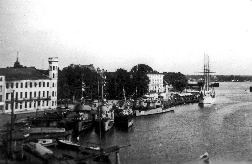 Tekst 15 sierpnia 1948 roku - Nabrzeże Władysława IV. Na pierwszym planie Ptaszki z dt SON, za nimi dwa Kaczory z Flotylli Trałowców, oraz wchodząca Iskra z kursantami na pokładzie. Fot.