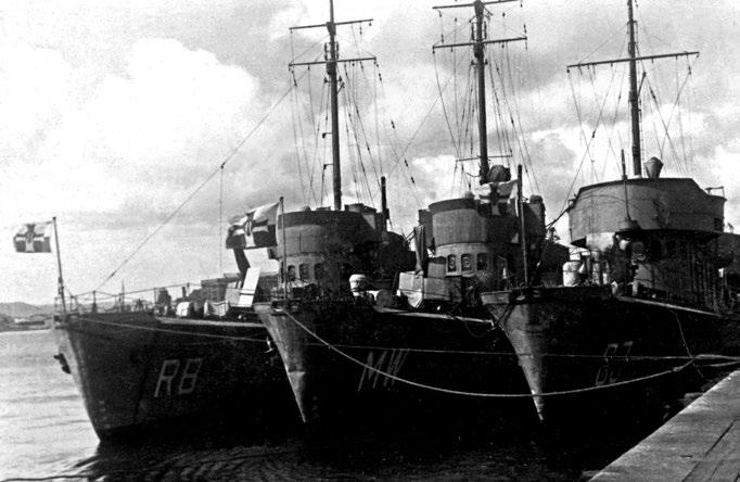 Tekst Kwiecień 1951 roku Port Wojenny Gdynia-Oksywie, basen nr IX, okręty Dywizjonu Dozorowców przed przezbrojeniem. Fot.
