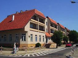 Do dyspozycji gości: jadalnia,kawiarnia, fryzjer, sauny, jacuzzi, solarium, sala gimnastyczna z siłownią, winda, mały parking monitorowany płatny 25 zł/doba, internet bezprzewodowy, bilard, basen