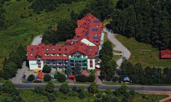 hotel dysponuje eleganckmi komfortowymi pokojami 2 i 3 os z tv, łazienką oraz tarasem, Centrum odnowy biologicznej SPA, salą konferencyjną, sal bankietową, restauracją, wiatą na ognisko, plażą przy
