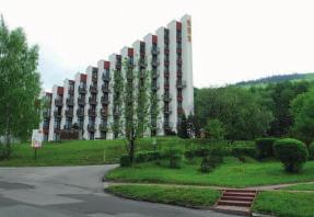 umywalka,natrysk)pokój dzienny, dwie sypialnie, taras, basen odkryty 20m x10 m+ brodzik dla dzieci, miejsca parkingowe,restauracja, stołowka,plac zabaw dla dzieci, boiskodo siatkówki plażowej, sprzęt