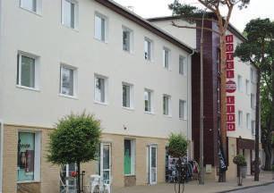 Zakwaterowanie w pokojach 2, 3-4 osobowych z pełnym węzłem sanitarnym (prysznic, umywalka, WC, bez ręczników).