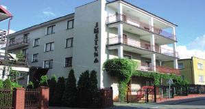 składających się z pokoju dziennego, sypialni, przedpokoju i łazienki, wyposażone w TV, radio, lodówkę, czajnik bezprzewodowy.