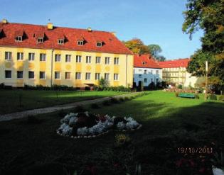 MORZE KOŁOBRZEG,,PROTON FB OW PROTON położony jest we wschodniej części Kołobrzegu, bezpośrednio przy plaży, nieopodal głównej promenady.