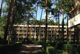 posiadą własny węzeł sanitarny, TV satelitarną, czajniki bezprzewodowe, sprzęt plażowy (parawany, leżaki, koce) oraz balkon. Domki 3os.