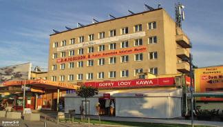 Posiadają własny węzeł sanitarny TV, czajniki bezprzewodowe, sprzęt plażowy (parawany, leżaki, koce) oraz balkon na piętrze i taras na dole. Chłodziarko - lodówki na wyposażeniu.