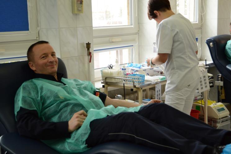 Już prawie 200 mundurowych oraz cywili z regionu radomskiego oddało krew w ramach akcji spokrewnieni służbą, która rozpoczęła się na początku marca. Na całym Mazowszu zbiórki jeszcze trwają.