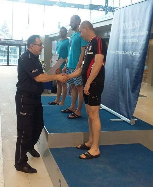 KOMUNIKATOR MGP STRONA 5 Radomscy policjanci wygrywają Funkcjonariusze z Komendy Miejskiej Policji w Radomiu po raz kolejny wzięli udział w pływackiej rywalizacji, tym razem w V Mistrzostwach Policji